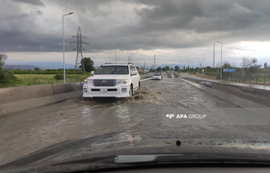 Автодорогу Губа-Хачмаз затопил сель-ФОТО 