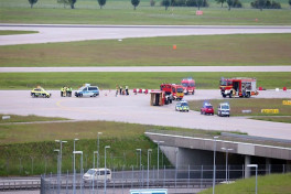 Климатические активисты приклеили себя к взлетно-посадочной полосе аэропорта Мюнхена