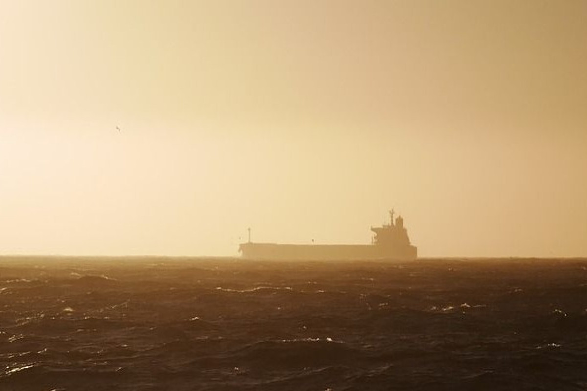 Ракета хуситов попала в нефтяной танкер в Красном море
