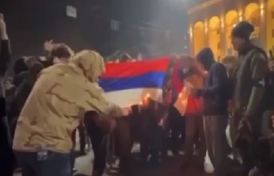 Участники акции протеста в Тбилиси сожгли российский флаг