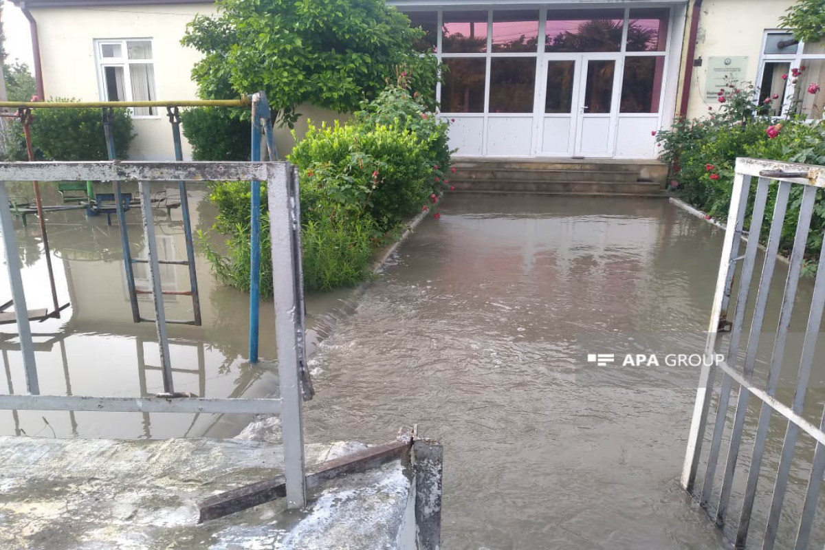 Паводковые воды затопили дворы около 250 домов в Загатале-ФОТО 