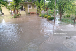 Паводковые воды затопили дворы около 250 домов в Загатале-ФОТО 