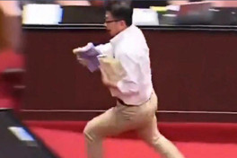 На Тайване депутат сбежал с заседания, прихватив текст законопроекта-ВИДЕО 