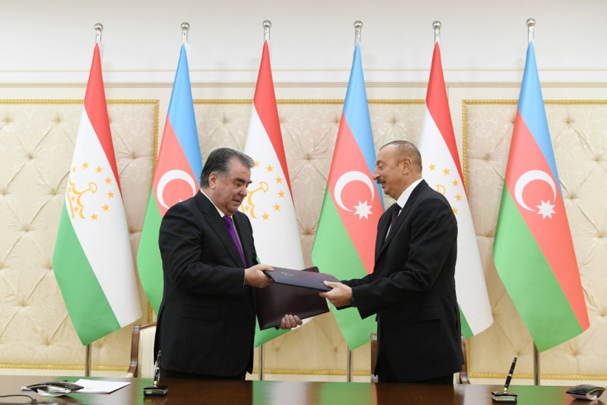 Алиев и Рахмон подписали документы