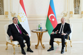 Ильхам Алиев проводит встречу с Эмомали Рахмоном