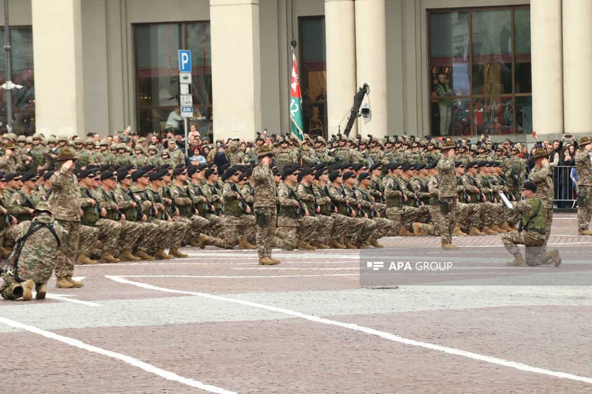 В Тбилиси проходит военный парад -ФОТО 