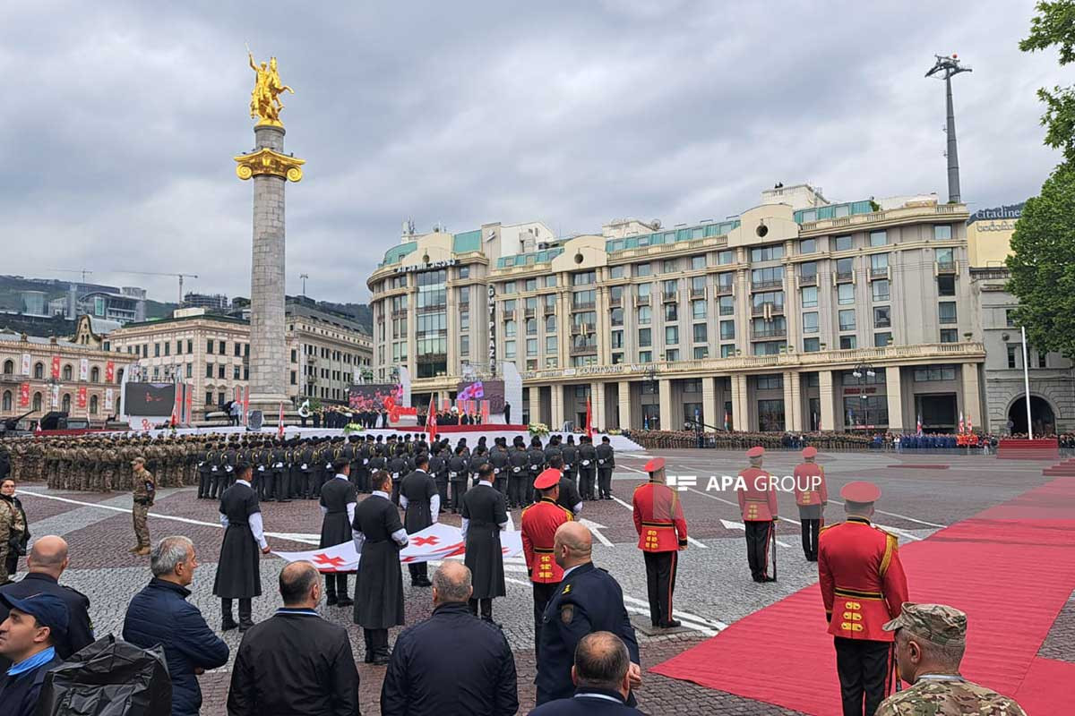 В Тбилиси проходит военный парад -ФОТО 