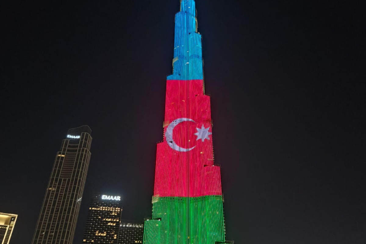 Башня «Бурдж-Халифа» освещена цветами азербайджанского флага