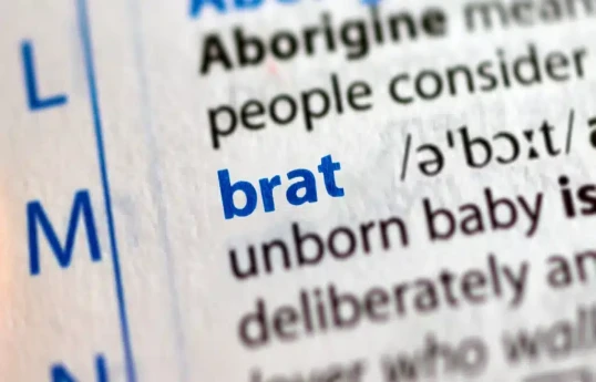 Collins Dictionary: «Brat» — слово года и культурный феномен