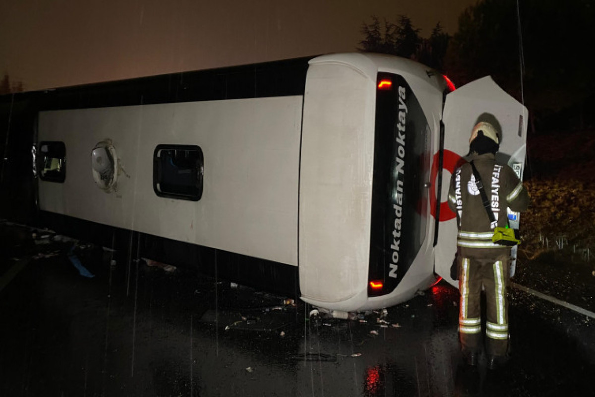 В Стамбуле перевернулся пассажирский автобус, 2 человека погибли, 15 получили ранения-ФОТО 