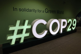 На COP29 развернули баннер с призывом к увеличению климатических средств