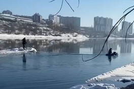 В Улан-Удэ от берега оторвало льдину с двумя людьми