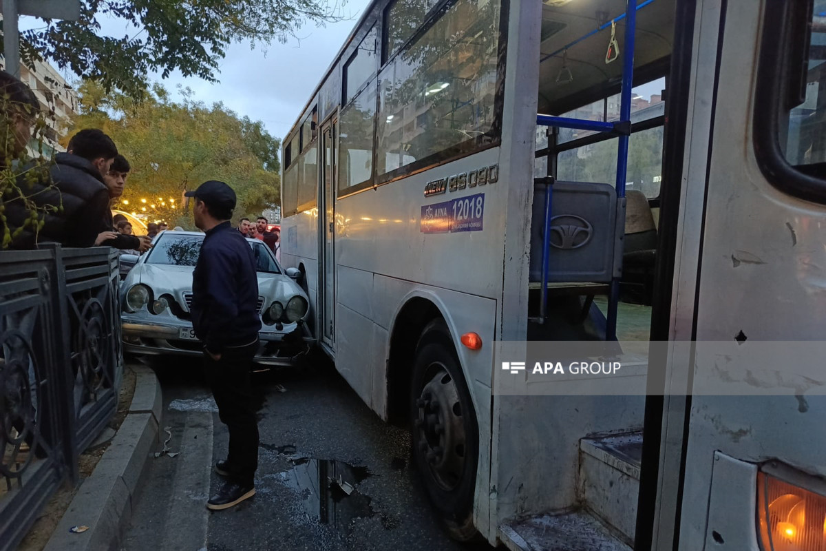 В Баку автобус столкнулся с автомобилем-ФОТО 