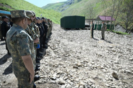 Закир Гасанов проверил боеготовность войск на условной границе