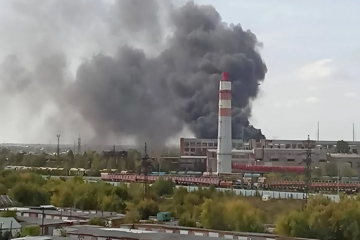 В Омске горит завод по производству «Солнцепеков»-ВИДЕО 