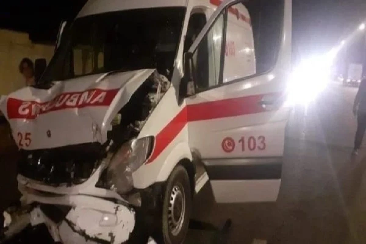 В Азербайджане «скорая» попала в ДТП, есть погибший и пострадавшие