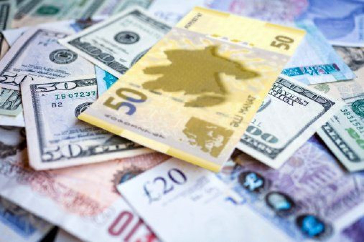ЦБА: номинальный и реальный курс маната снизились в июле