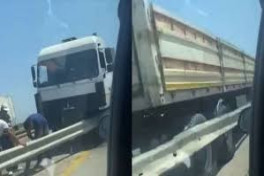 Грузовик перевернулся на трассе Баку–Газах: пострадал водитель
