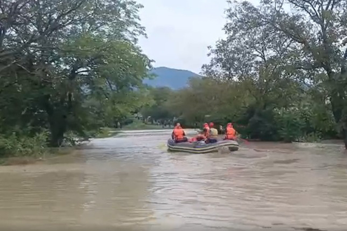 В Краснодарском крае России произошло наводнение, дороги затопило водой-ВИДЕО