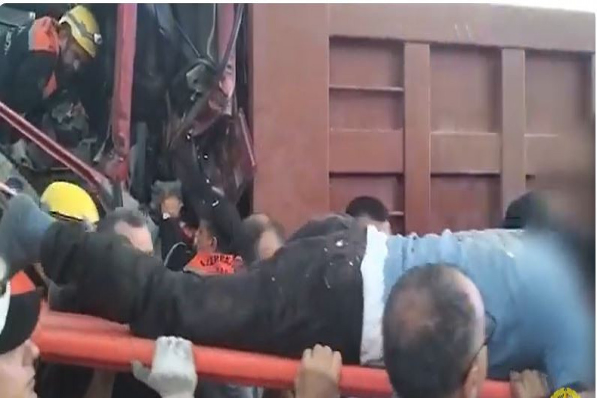 В Баку произошло серьезное ДТП, задействованы спасатели-ВИДЕО