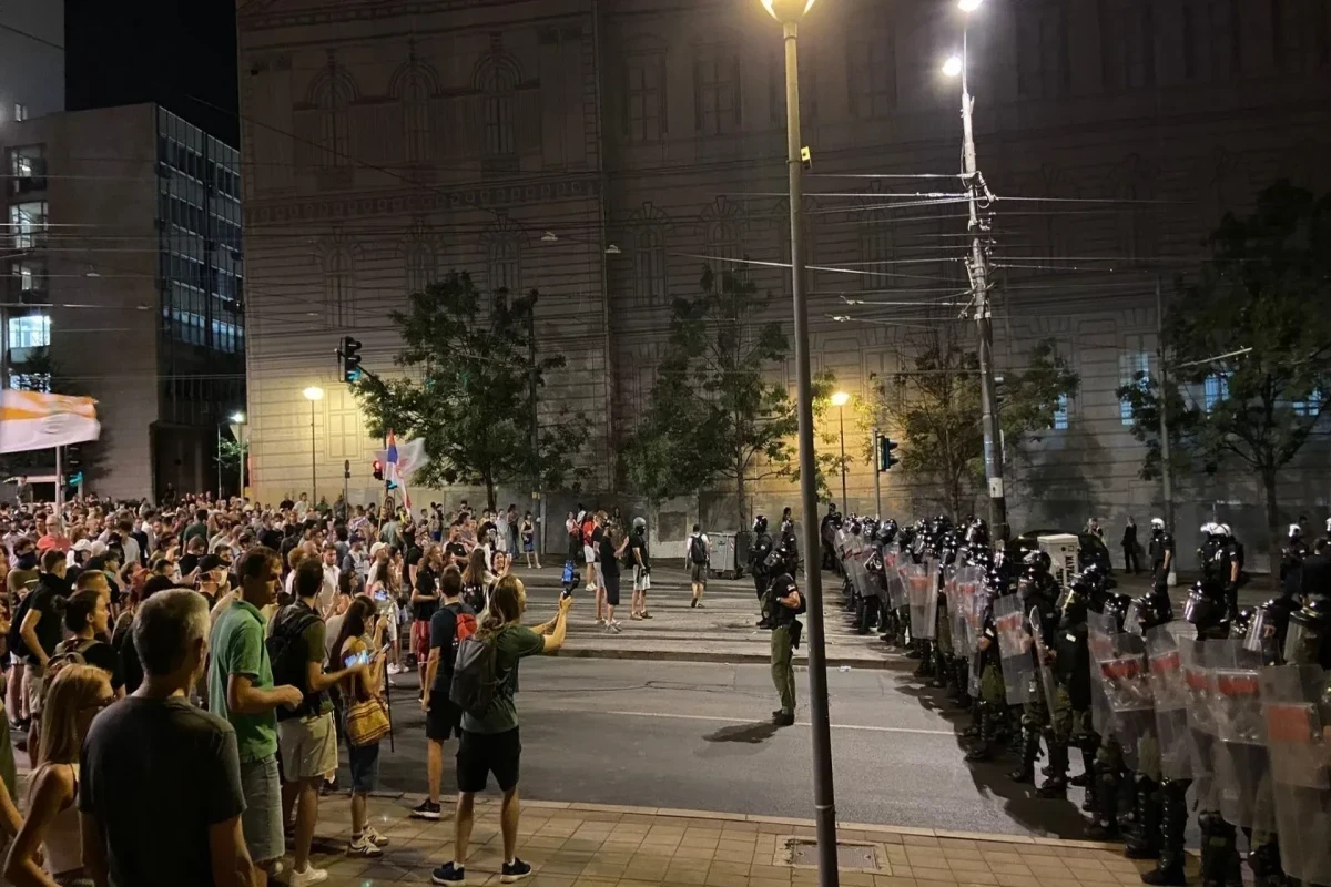 Во время беспорядков в Сербии пострадали 42 сотрудника полиции