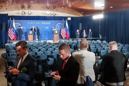 Белый дом: Встреча Трампа и Путина пройдет в формате "три на три"