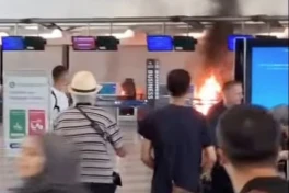В Италии мужчина поджёг стойку регистрации в аэропорту-ВИДЕО 