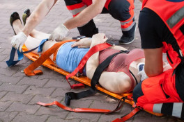 На женщину в Гяндже обрушилась конструкция ремонтируемого дома