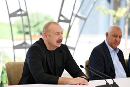 Президент Ильхам Алиев встретился с жителями города Кяльбаджар, вручил им ключи от квартир