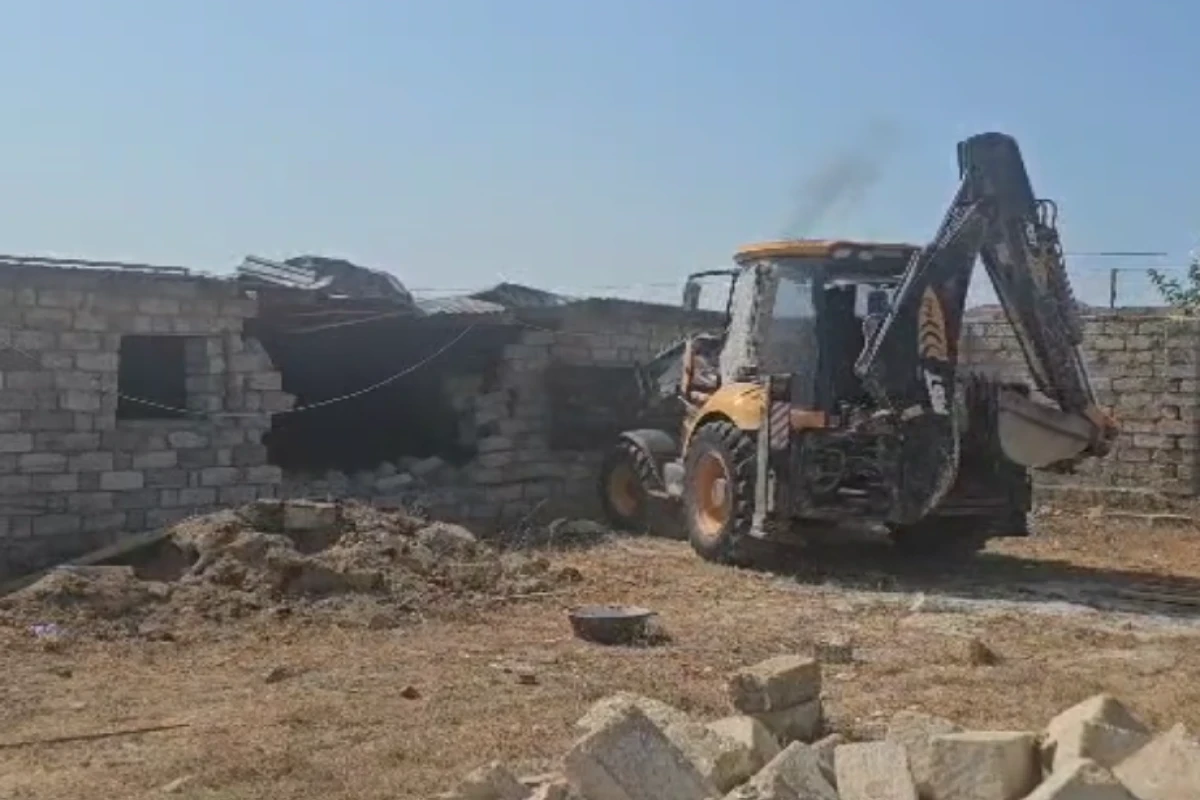В Баку продолжается борьба с незаконными постройками-ВИДЕО