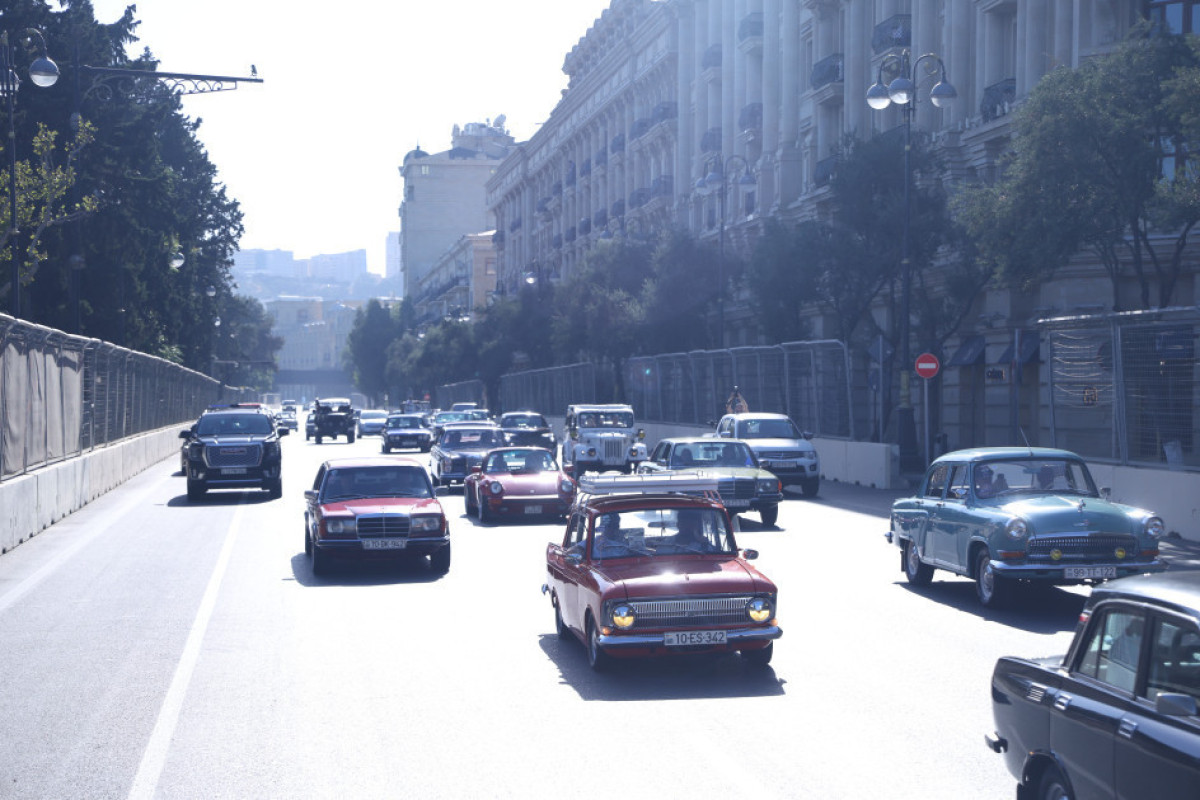 «Лошадиная сила»: в Баку состоялся заезд классических автомобилей и матч по човгану