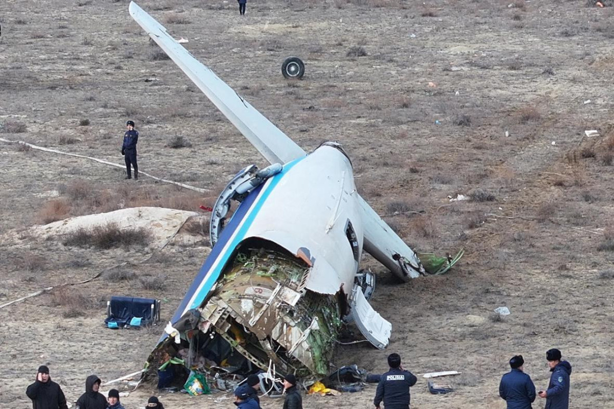 Минтранс Казахстана сообщил о завершении расследования крушения самолета AZAL под Актау