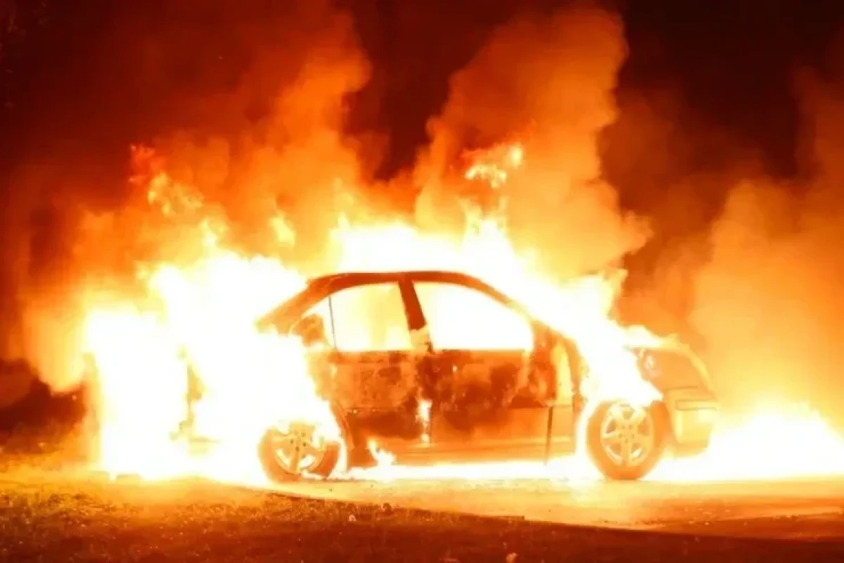 В Баку в сгоревшем автомобиле обнаружен труп водителя