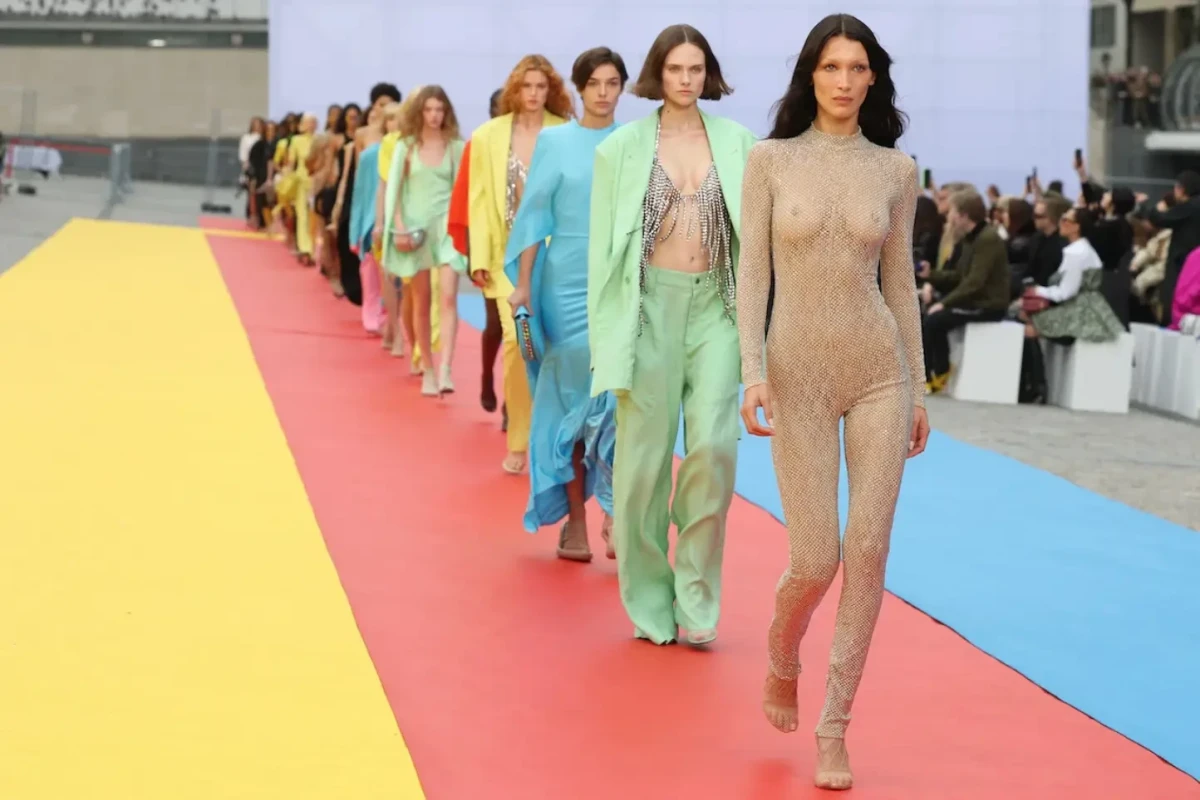 Гламур нулевых возвращается: H&M запускает капсулу со Стеллой Маккартни