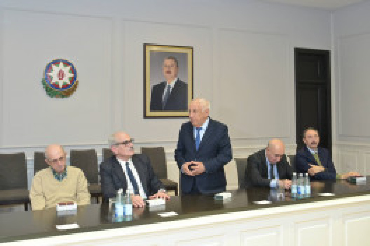 Эмин Амруллаев наградил ученых, отмеченных к 80-летию НАНА-ФОТО 