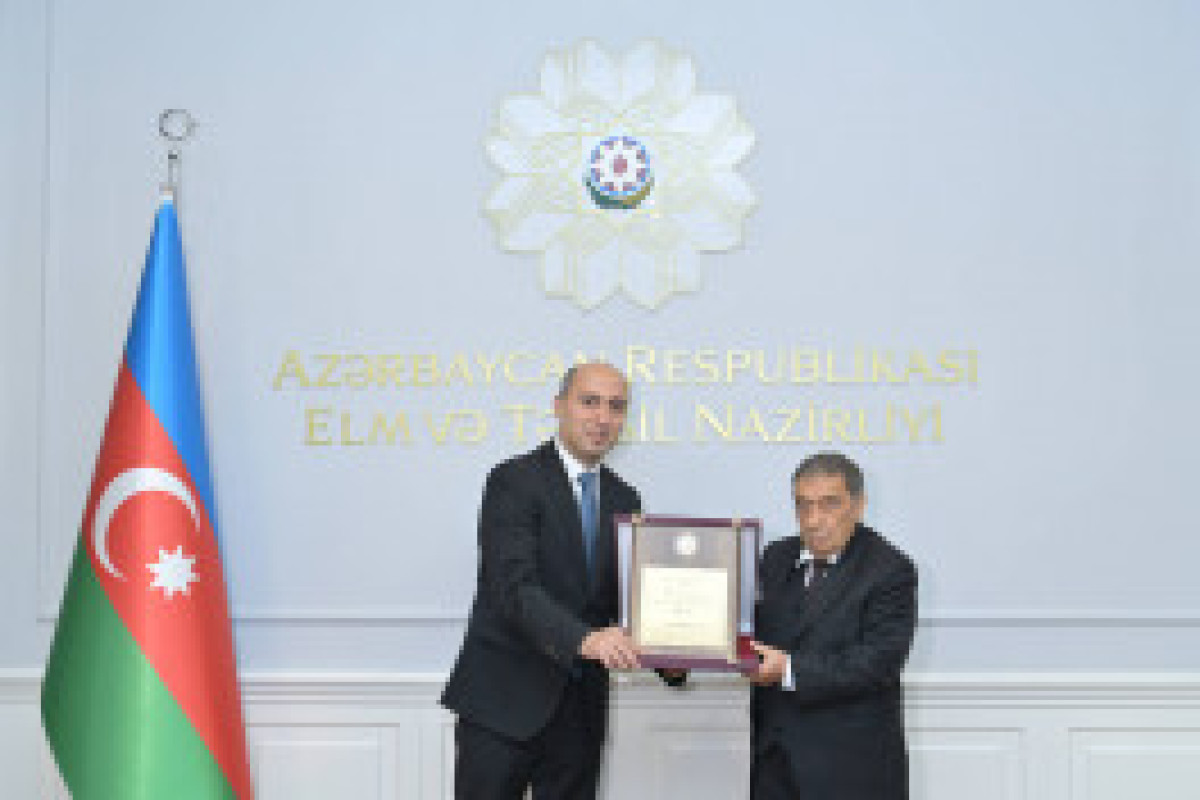 Эмин Амруллаев наградил ученых, отмеченных к 80-летию НАНА-ФОТО 
