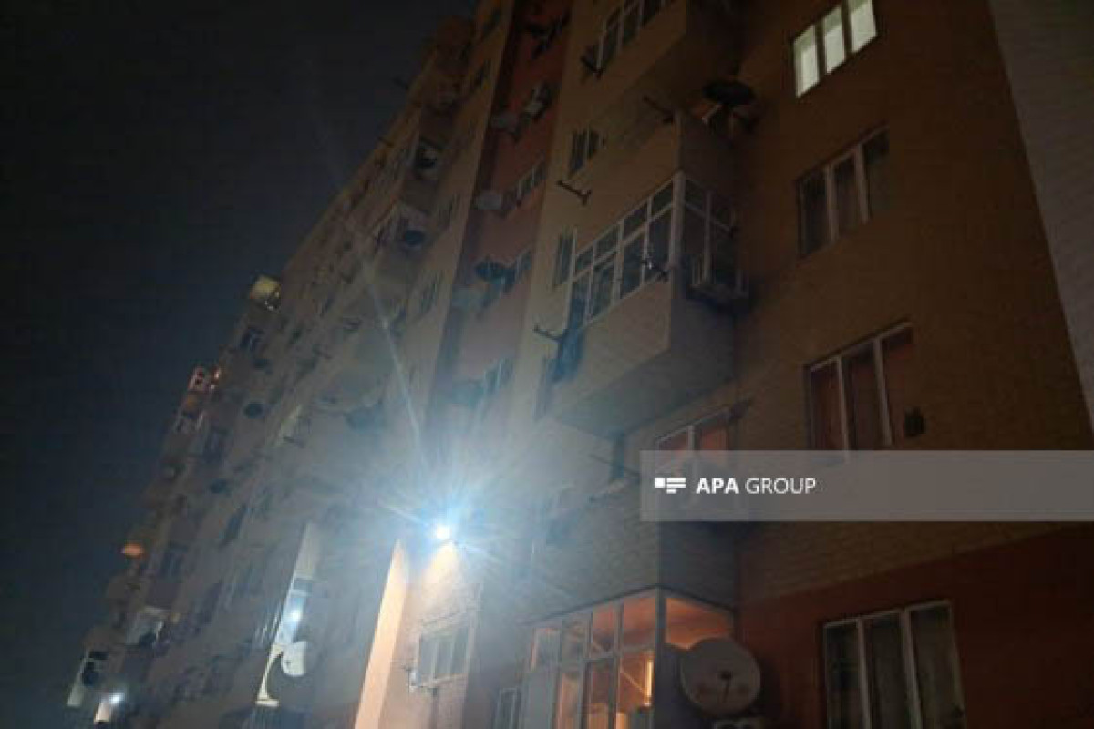 В Баку в многоэтажке произошел сильный пожар, есть погибший и раненые 