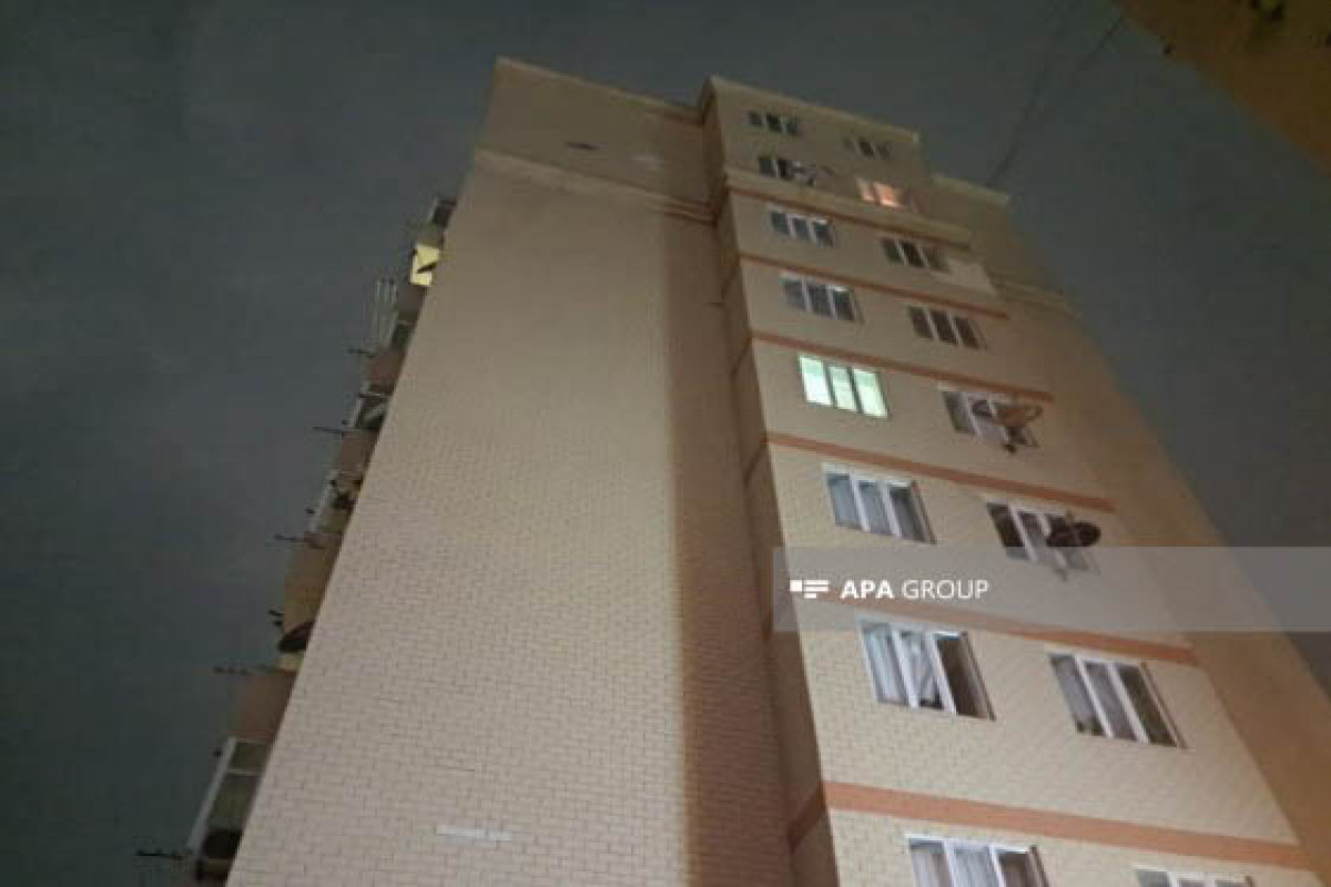 В Баку в многоэтажке произошел сильный пожар, есть погибший и раненые 