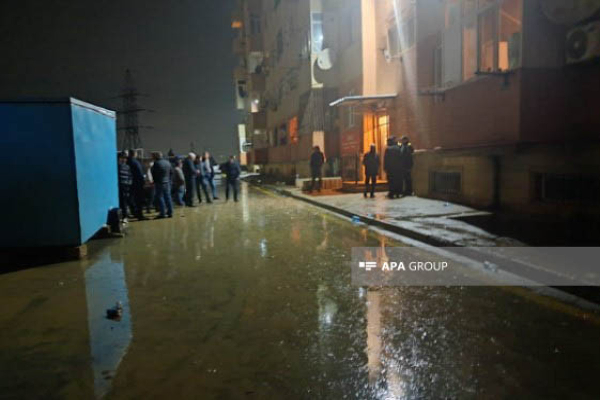 В Баку в многоэтажке произошел сильный пожар, есть погибший и раненые 