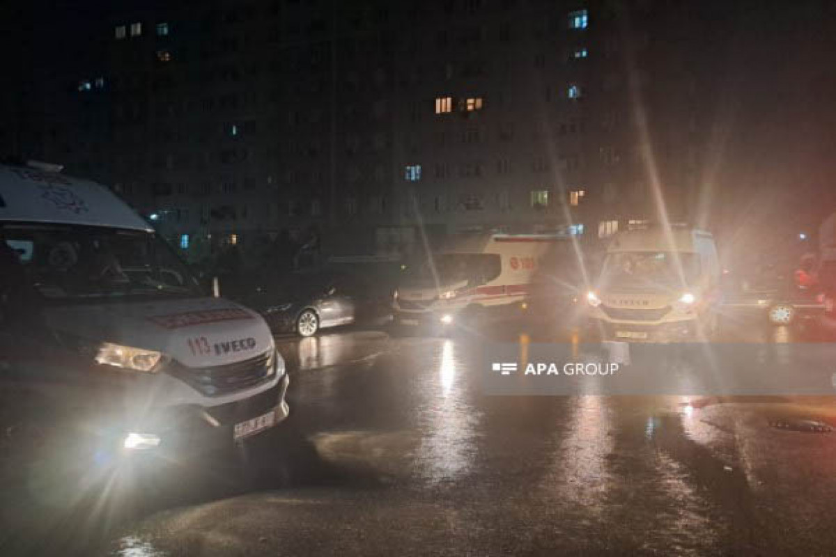 В Баку в многоэтажке произошел сильный пожар, есть погибший и раненые 