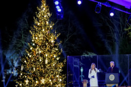 Трамп и Мелания зажгли огни на рождественской ели у Белого дома