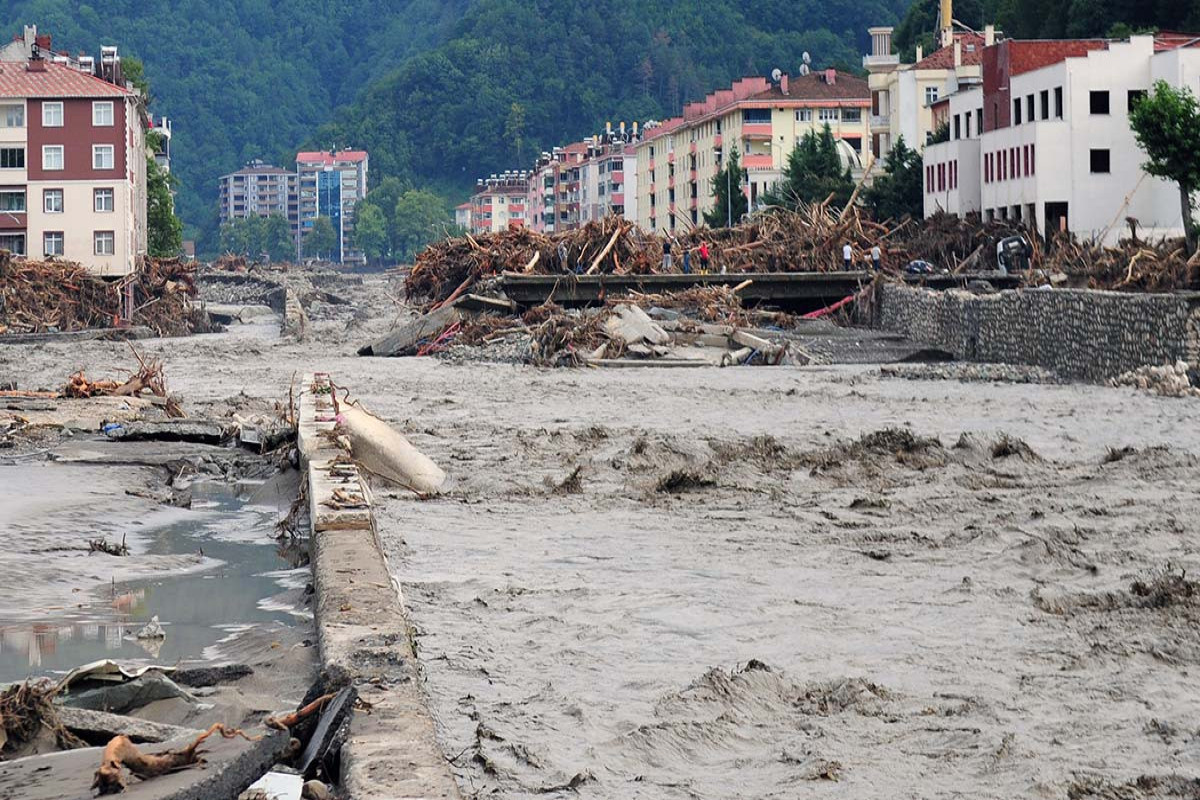 В Турции спасли россиян из унесенных в море автофургонов