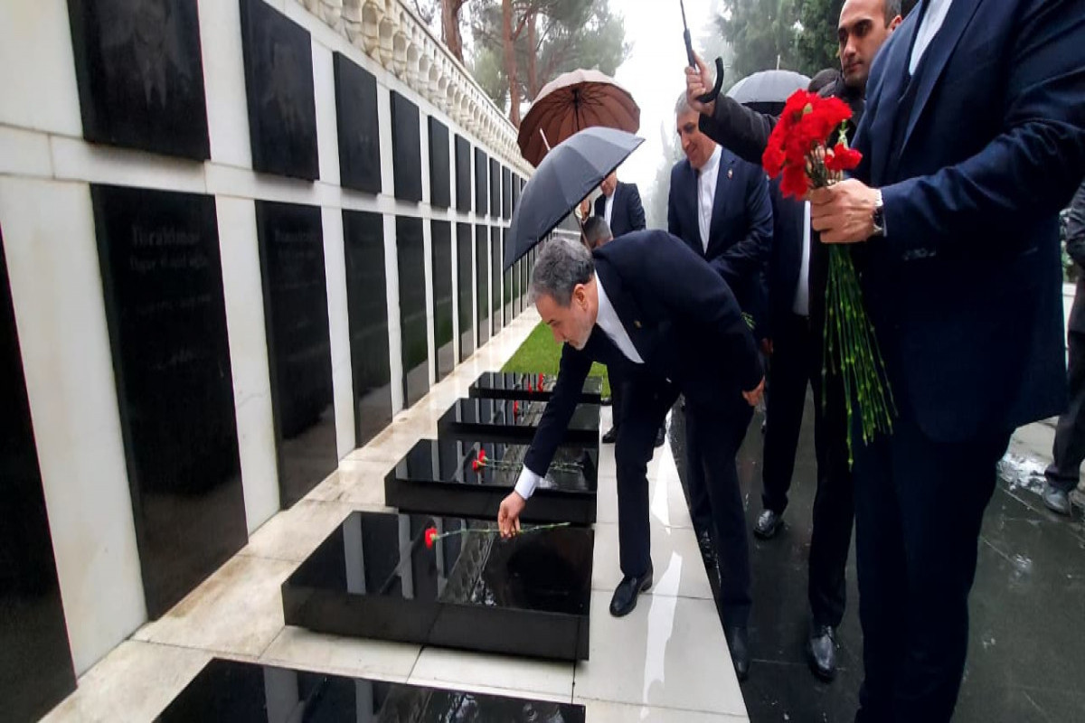 Аббас Арагчи почтил память шехидов в Баку-ФОТО 