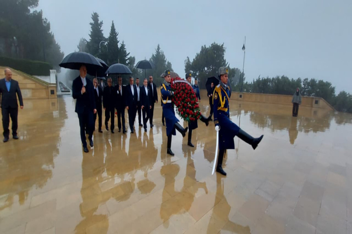 Аббас Арагчи почтил память шехидов в Баку-ФОТО 