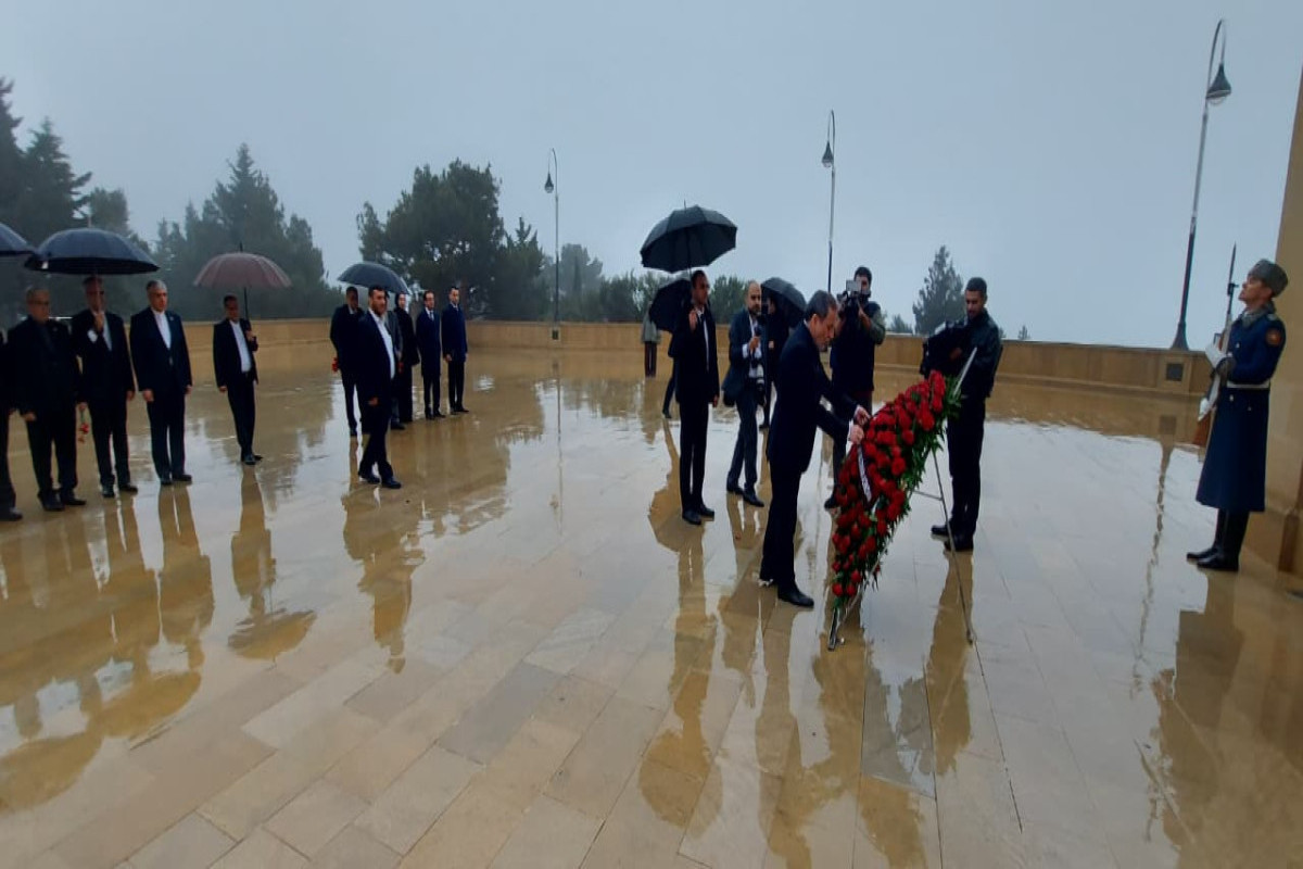 Аббас Арагчи почтил память шехидов в Баку-ФОТО 