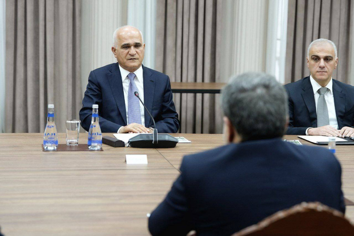 Вице-премьер Азербайджана провел встречу с Аббасом Аракчи