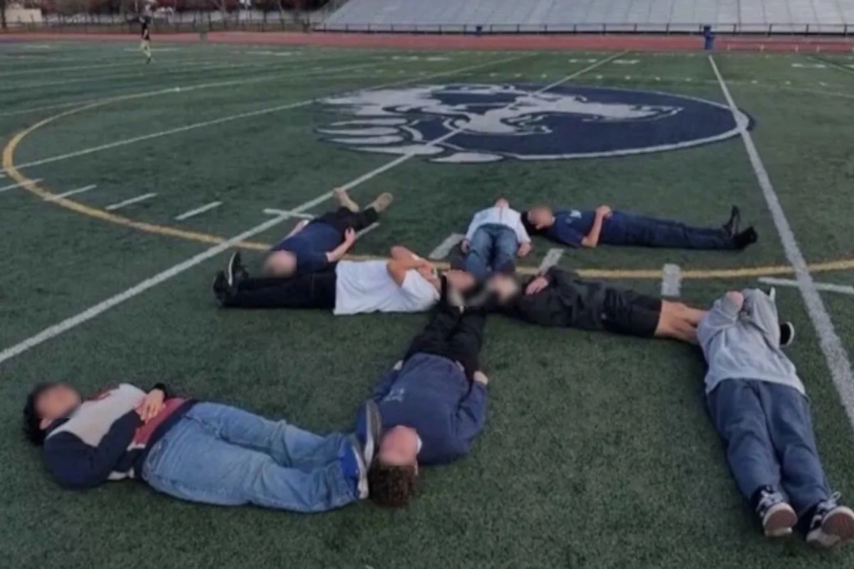 Скандал в школе Сан-Хосе: дети выложили свастику и попали под расследование