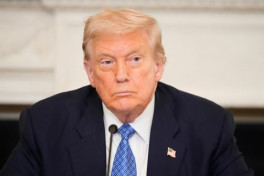 Трампа во время пресс-подхода ударили дверью туалета на борту самолета