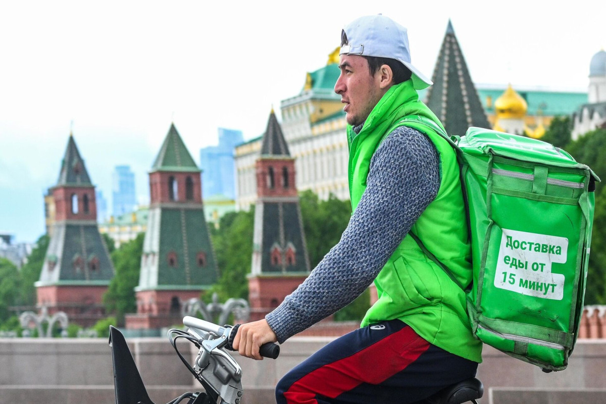 Губернатор Петербурга раскрыл причину недопуска мигрантов к работе курьерами и доставщиками 