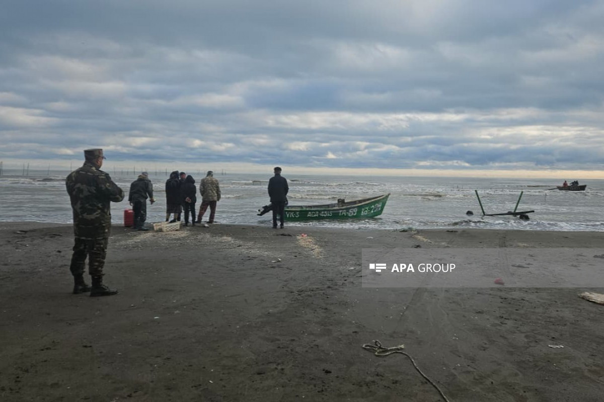 В МЧС задействовали вертолет для поиска двух рыбаков в Каспии